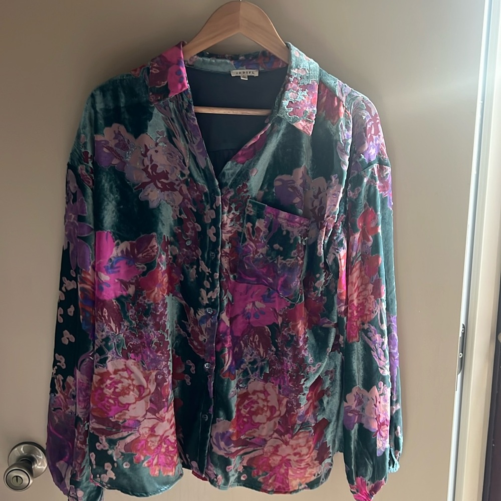 Jodifl blouse- velvet with a burnout floral design